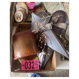 Box lot: primitive style candle and wall d©cor