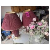(2) Matching table lamps and floral d©cor