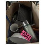 Box lot: Large box of assorted bakeware and