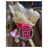 Box lot: Large ceramic mug dish, floral d©cor,