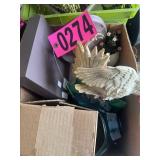 Box lot: Misc household d©cor