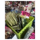 Box lot: Crate with floral d©cor and wall d©cor