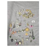 Single earrings, pendants, earring backs