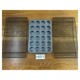 (2) wire cooling racks & mini muffin pan