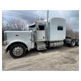2015 Peterbilt 379 72' Sleeper Semi Truck