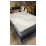 Bedframe with mattress and boxspring, very good