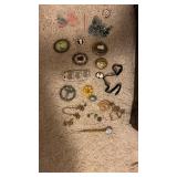Lot of miscellaneous jewelry including brooch,