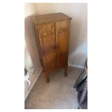 Upright jewelry cabinet