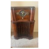 Vintage Zenith radio, it does turn on and there