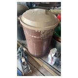 Plastic trashcan with lid