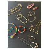 Lots of costume jewelry sets (7)