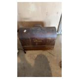 2 sewing machines. Singer in Wooden box.