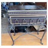 Trunk with iron stand, trunk measures