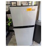 Magic Chef Refrigerator/Freezer. Cools to at least 14 degrees Model MCBR1010S 5