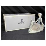 Lladró 4460 figurine Shepherdess with Dove