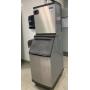 2017 Ice machine with bin Manitowoc model IB0894YC-161