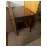 Traditional Mahogany Finish End Table with Gilt To