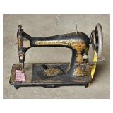 SINGER SEWING MACHINE