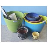 COOLER/CERAMIC & PLASTIC FLOWER POTS