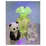2 FENTON BEARS &FENTON GREEN CUSTARD GLASS VASE
