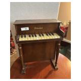 Shoenghut child piano