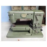 WHITE AUTO. SEWING MACHINE W/CASE