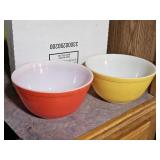 2 COLORED PYREX MIXING BOWLS