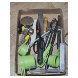 GREEN MEASURING CUPS, METAL MEASURING