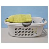 LAUNDRY BASKET W/HEAVY BATH TOWELS