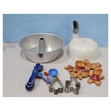 FUNNEL PAN/COOKIE CUTTERS/MILK GLASS JUICE EXTRACT