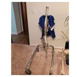 Invacare 9805 Patient Lift /Hydraulic, Rolling Bas