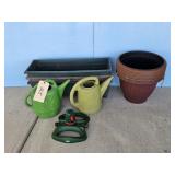 Plastic patio planters/sprinkler/watering can/