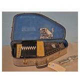 Autoharp bu Oscar Schmidt & Hardshell Case