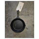 LODGE C-I SKILLET HAS RUST & DUST ON IT