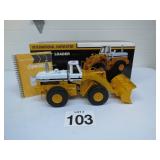 FIRST GEAR 1/25TH INTERNATIONAL 560 PAYLOADER