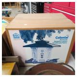 COLONIAL BIRD FEEDER