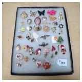 ASSORTED BROCHES (SHOWCASE NOT INCL.)