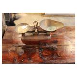ANTIQUE SCALE (MADE IN ENGLAND)