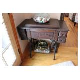 VINTAGE WHITE SEWING MACHINE