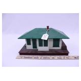 LIONEL #132 ILLUMINATED STATION W/ AUTOMATIC