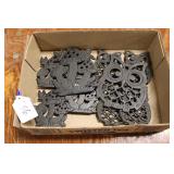 FLAT OF CAST IRON TRIVETS