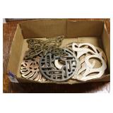 FLAT OF METAL TRIVETS