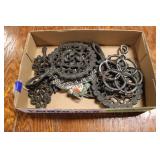 FLAT OF CAST IRON TRIVETS