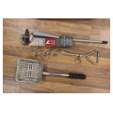 LEASH HOLDER & ANIMAL WASTE SCOOP