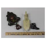 CAST IRON DOOR KNOCKER, TRIVET & SMALL BOOT