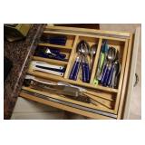 DRAWER OF FLATWARE & KITCHEN UTENSILS