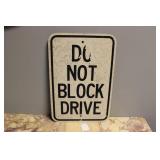 'DO NOT BLOCK DRIVE' SIGN 18' X 12'