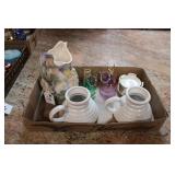 FLAT OF ASSORTED CERAMIC ITEMS & DECORATIVE GLASS