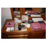 ASSORTED JEWELRY, TRINKET BOXES & ORGANIZERS
