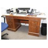 DESK & CHAIR (CONTENTS NOT INCLU.) 66' X 30' X 30'